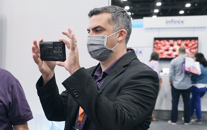 SmileCon 2021 attendee exploring new technology