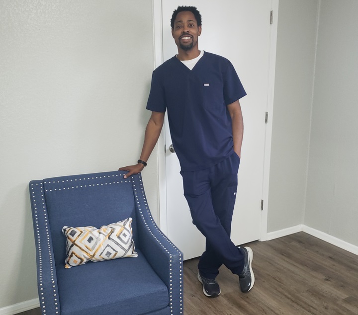 Kelly Clarkson gift helps Arkansas dentist open hometown practice