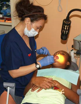 Dentist tretaing young girl