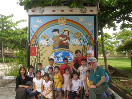 volunteer dentists with children
