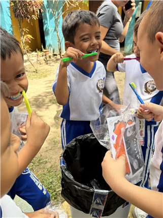 Children Brushing