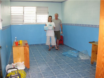 Photo of two dental volunteers setting up a clinic